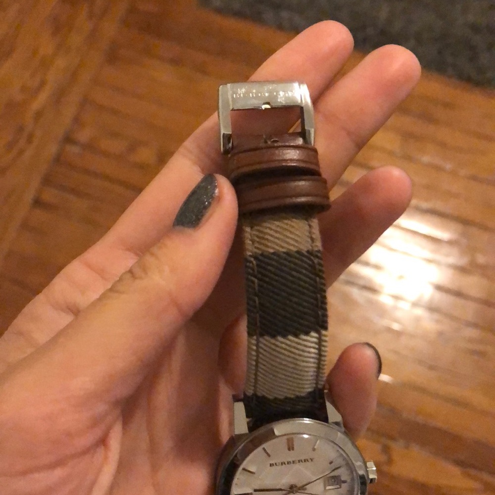 Burberry watch - Picture 2 of 4